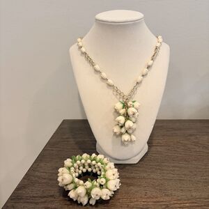 Vtg Hong Kong Gold Tone Off-White Plastic Flowers And Green Leaves Parure